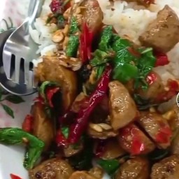 ข้าวราดกะเพราเดือดลูกชิ้นเอ็นเนื้อ