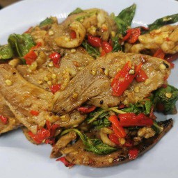 กะเพราหมูชิ้น