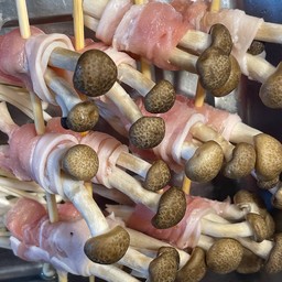 สามชั้นพันน้องเห็ดชิเมจิดำ