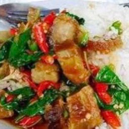 กระเพราหมูกรอบราดข้าว