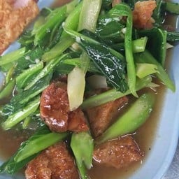 คะน้าหมูกรอบ