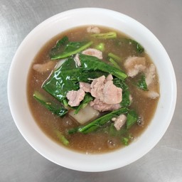 เส้นใหญ่ หรือ เส้นหมี่ ราดหน้าหมู