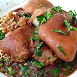 ก๋วยเตี้ยวน้ำตกขาหมูคากิ