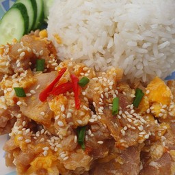 ข้าวหน้าหมูผัดสุกี้ไข่ข้น