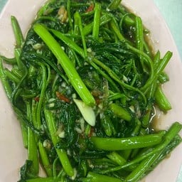 บุ้ง ไฟแดง