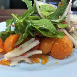 ยำไข่แดง