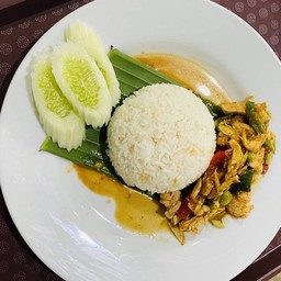 แกงกระวานราดข้าว