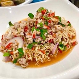 ยำมาม่าหมูสับ