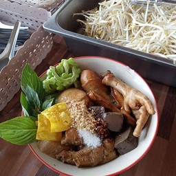 ร้านก๋วยเตี๋ยวไก่มะระบุฟเฟ่ต์ ถนนลพบุรีราเมศวร์ แยกเกาะหมี