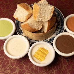 ขนมปังนึ่ง พร้อมซอสดิป 1ซอส