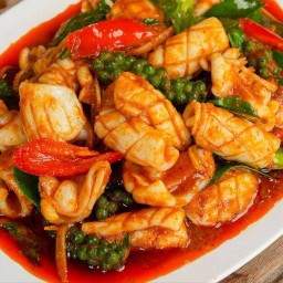 ปลาหมึกผัดพริกแกง
