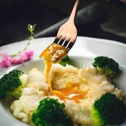 เนื้อปลาหิมะผัดไข่ขาวซฮสไข่แดง