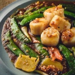 หอยเชลล์ USA ผัดซอส X.O. sauce ถั่วหวาน L