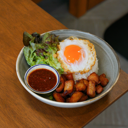 คอหมูทอดน้ำปลาไข่ดาว