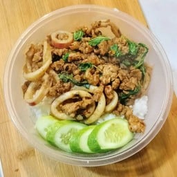ข้าวราดกระเพราหมูสับปลาหมึก