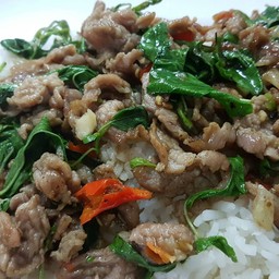 ข้าวราดผัดกระเพราเนื้อ