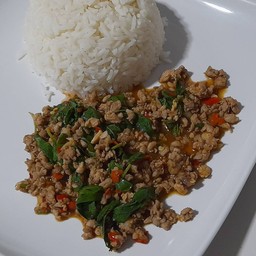 กระเพราหมูสับราดข้าว