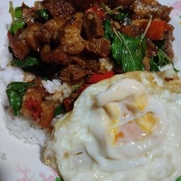 ข้าวกะเพราหมูกรอบไข่ดาว