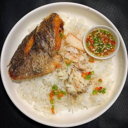 ข้าวหน้าปลานิลทอด 1ตัว + น้ำพริกน้ำปลาเปรี้ยว