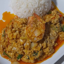 ผัดผงกระหรี่กุ้งราดข้าว