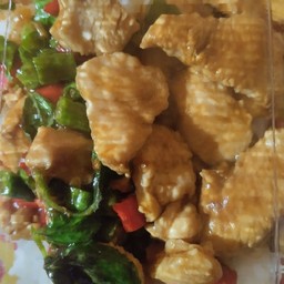 ข้าวกระเพรา ไก่ไข่ดาว