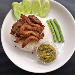 ข้าวหมูทอดพริกหนุ่ม