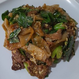 ผัดซี้อิ้วเส้นใหญ่หมู