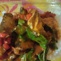 ข้าวกระเพราปลากระป๋องไข่ดาว