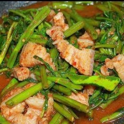 ผัดพริกแกงงหมูกรอบ  (ราดข้าว)