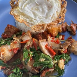 กระเพราหมูกรอบไข่ดาว
