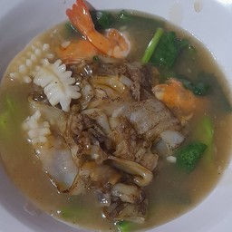 ราดหน้าเส้นใหญ่ทะเล