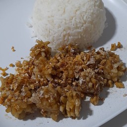 ปลาหมึกกระเทียมราดข้าว