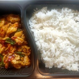 อกไก่สับผัดกระเพาพริกแห้ง