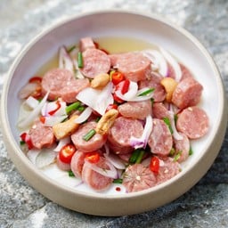 ยำแหนมสด ใส่เม็ดมะม่วงหิมพานต์