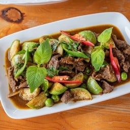 ผัดเผ็ดเนื้อวัวใบยี่หร่า