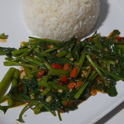 ผัดผักบุ้งไฟแดงราดข้าว