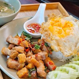 ข้าวกระเพราหมูกรอบ+ไข่ดาว