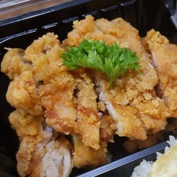 สะโพกไก่ทอด ซอสน้ำปลา ข้าวสวย