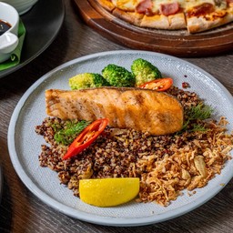 ควีนัวผัดกิมจิแซลมอนย่าง