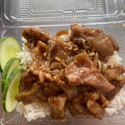 ข้าวราดหมูชิ้นทอดกระเทียม