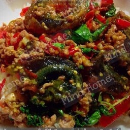 กะเพราหมูสับ ไข่เยี่ยวม้า (เป็นกับข้าว)
