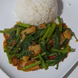 ผัดผักบุ้งหมูกรอบราดข้าว