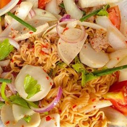 ยำมาม่าใส่หมูยอ