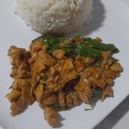 กระเพราไก่ราดข้าว