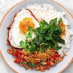 กระเพราหมูสับไข่ดาว (ราดข้าว)