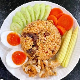 ข้าวน้ำพริกเผาหมูทอดไข่ต้ม
