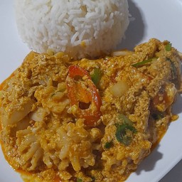 ผัดผงกระหรี่ปลาหมึกราดข้าว