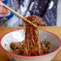 เส้นหมี่หมูน้ำตก