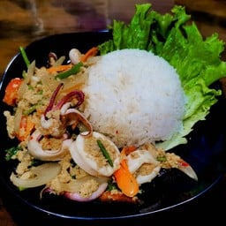 ข้าวหมึกผัดผงกะหรี่