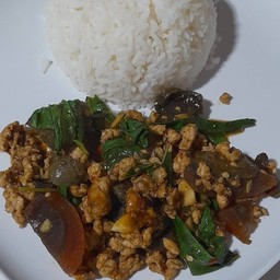 กระเพราไข่เยี่ยวม้าราดข้าว